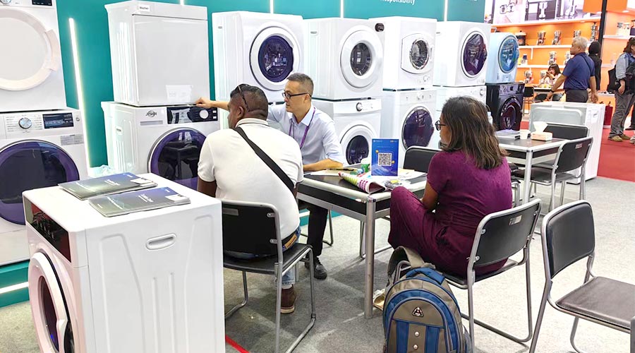 廣交會參展第一天！金環(huán)電器吸引國內(nèi)外客戶參觀交流